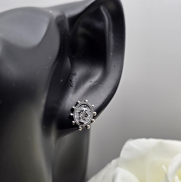 ❤️ LADY OF GRACE STUD STERLING SILVER EARRINGS - Picture 4 of 6